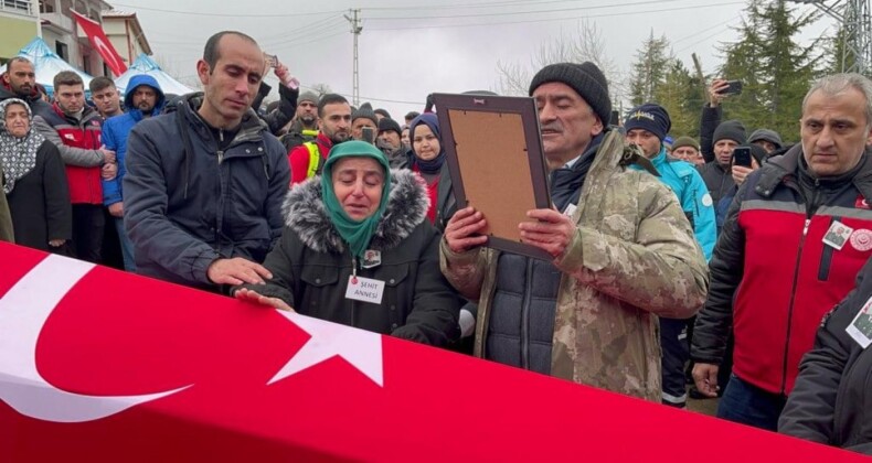 Şehidin cenazesinde nöbet tutan asker gözyaşlarını tutamadı