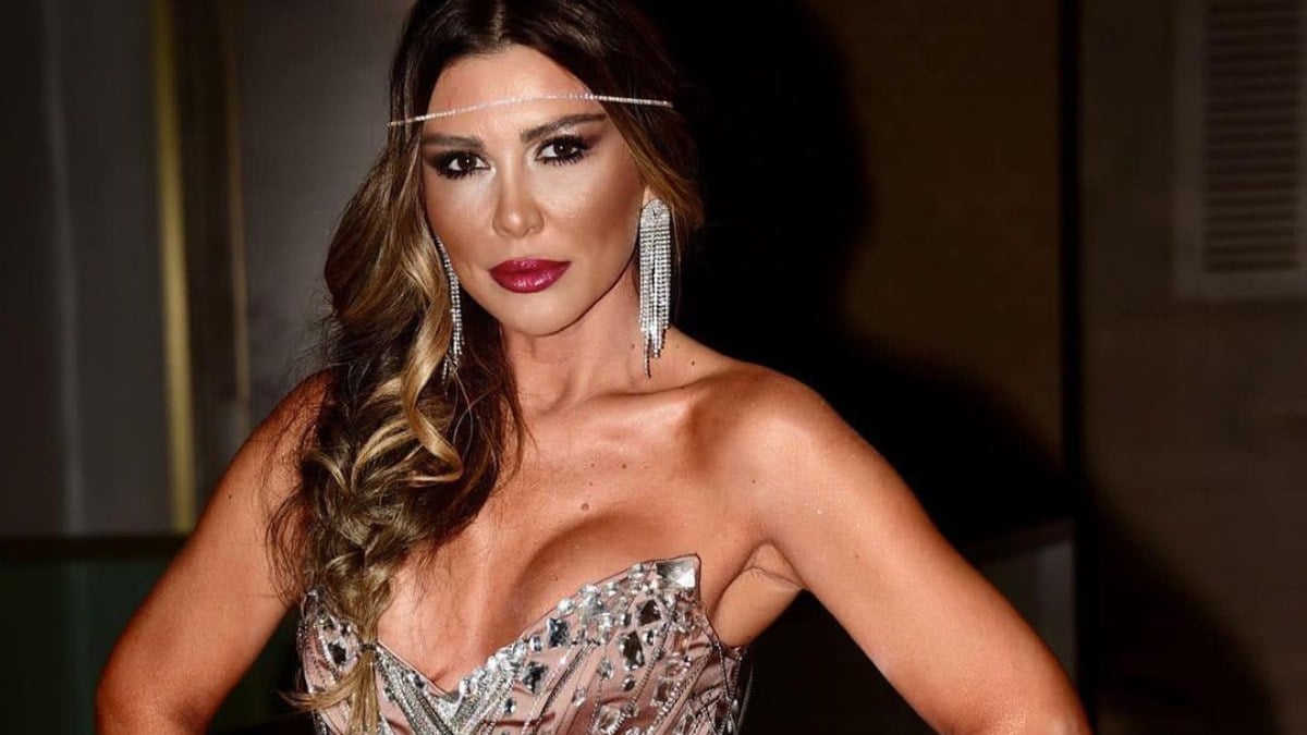 Selen Görgüzel sırt dekolteli elbisesiyle sınırları zorladı! O kareye yorum yağdı…