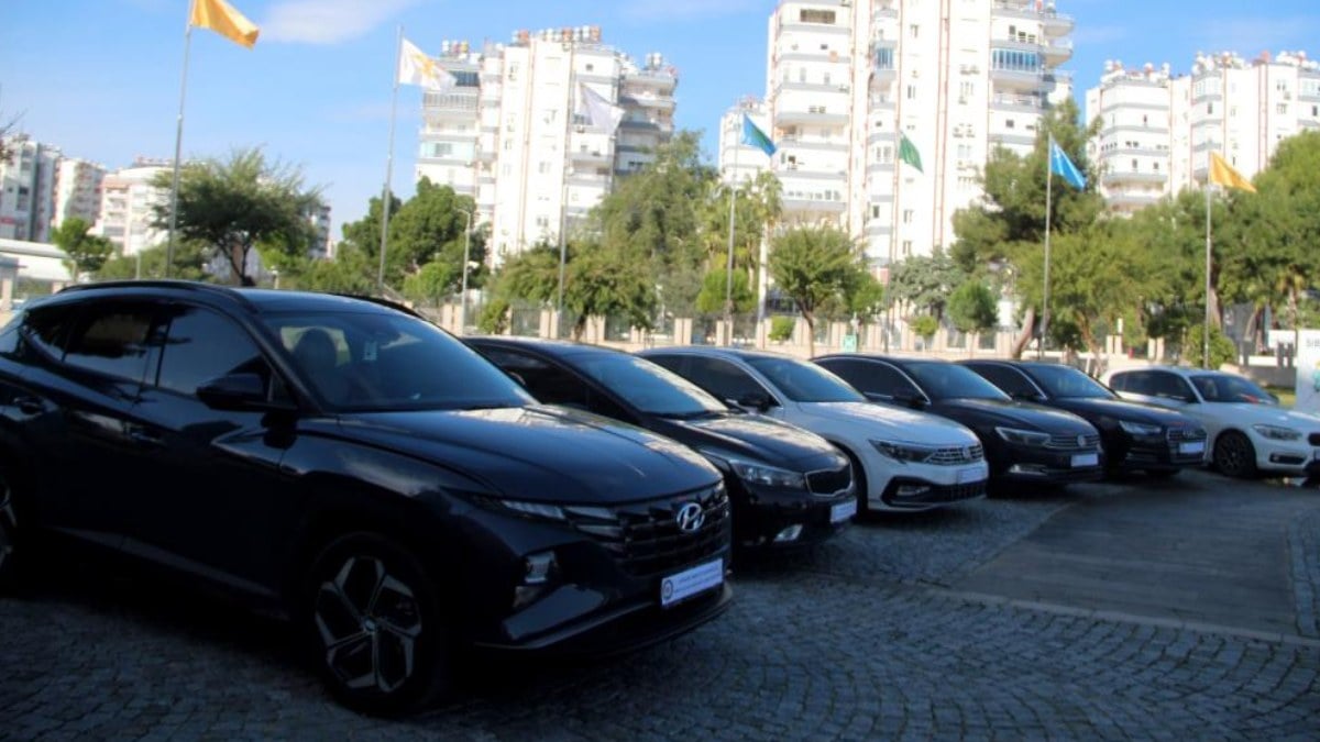 Sibergöz-14 operasyonunda ele geçirilen lüks otomobiller sergilendi