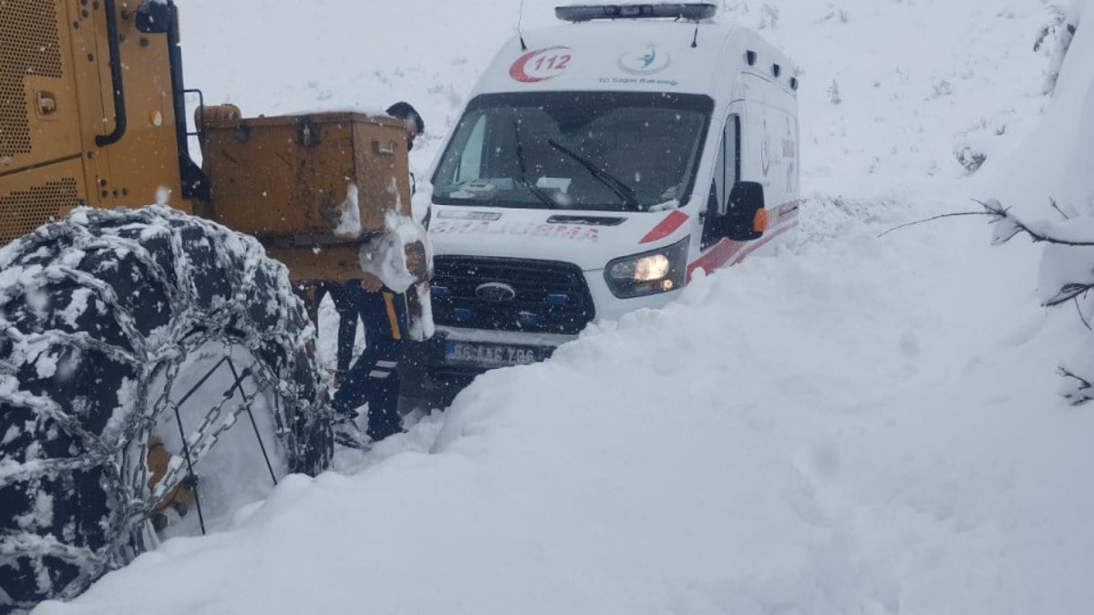 Siirt’in ekiplerin zorlu mücadelesi: Hamile kadın hastaneye ulaştırıldı