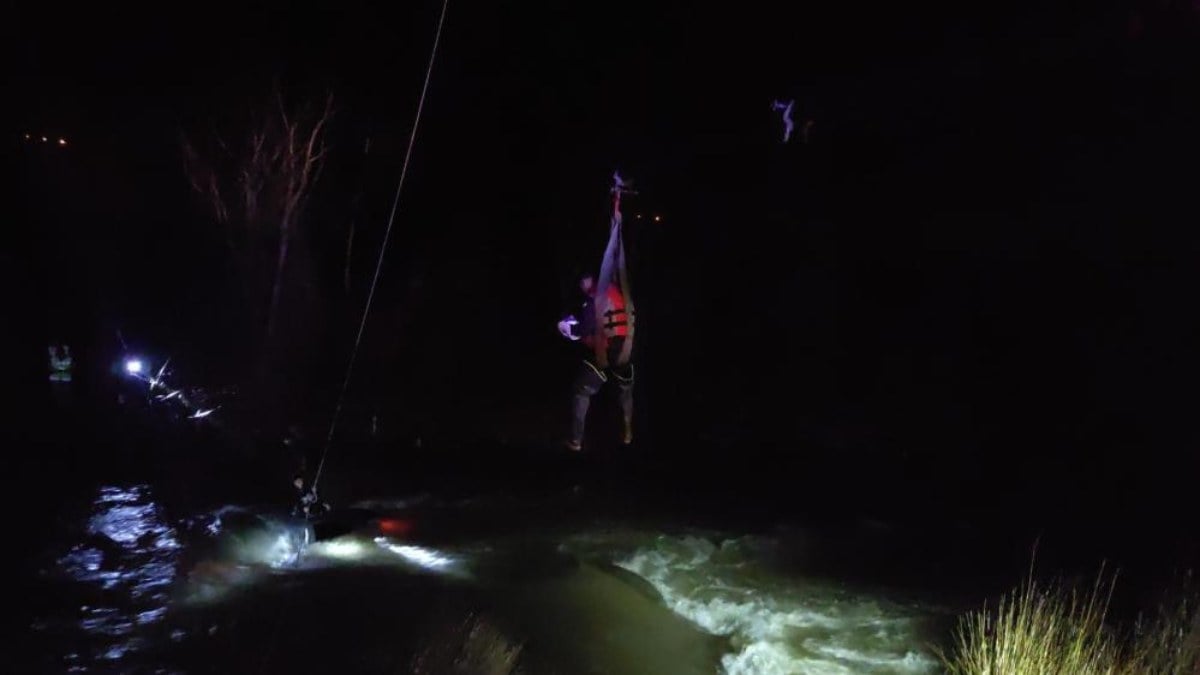 Siirt’te dereye uçan otomobilin sürücüsü vinçle kurtarıldı