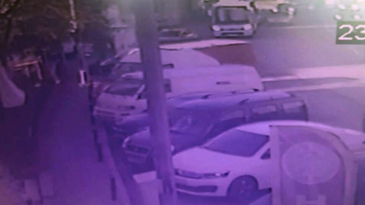 Şişli’de park halindeki midibüsün freni boşaldı: 5 araç zarar gördü