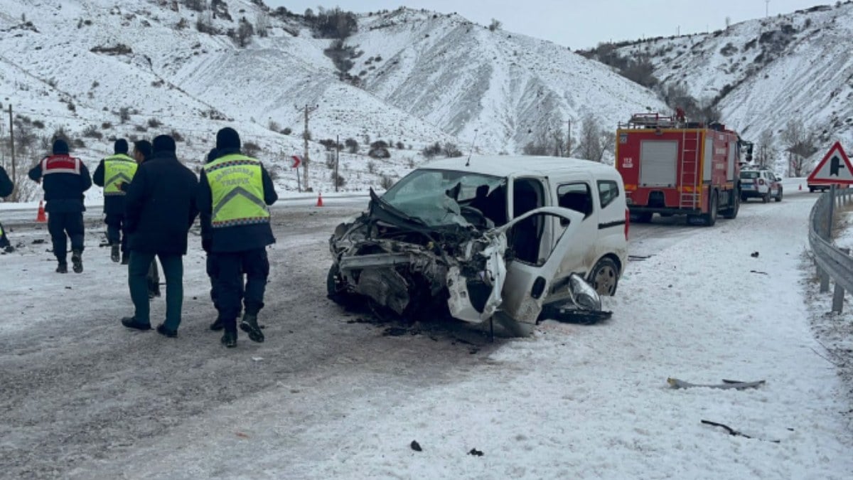 Sivas’ta buzlanma kaza yaptırdı: 1’i ağır 26 kişi yaralandı