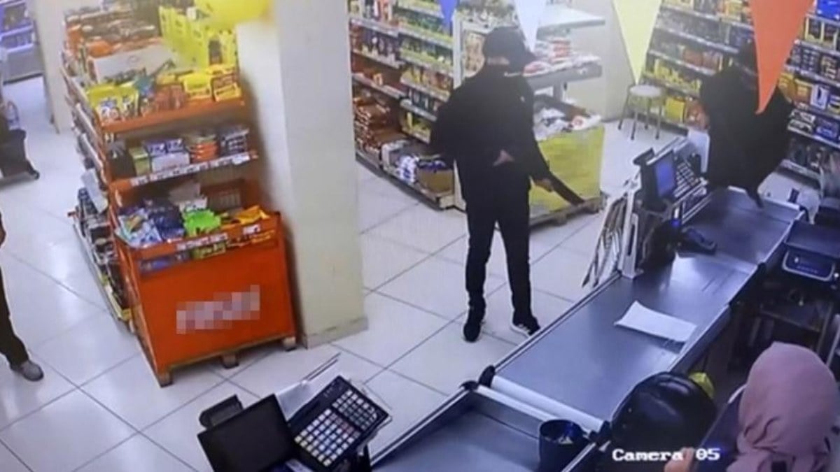 Sultangazi’de markette tüfekli soygun girişimini paspas ile engelledi