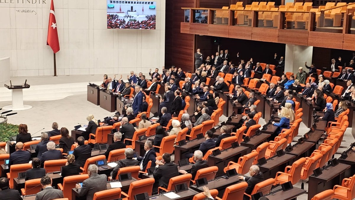 TBMM’de duyurulacak Can Atalay kararı öncesi muhalefet milletvekillerinden protesto