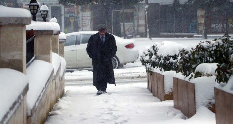 Tekirdağ’a lapa lapa kar yağdı! Vatandaşlar yürümekte zorlandı