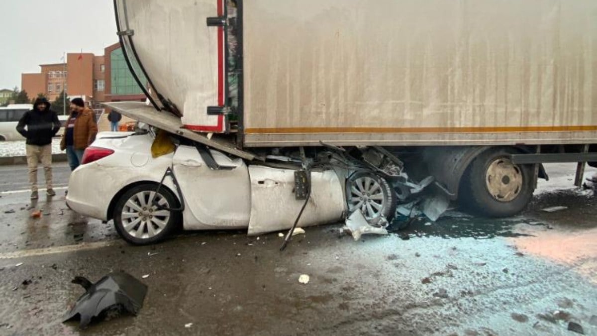 Tekirdağ’da kamyona ok gibi saplanan otomobilin sürücüsü öldü
