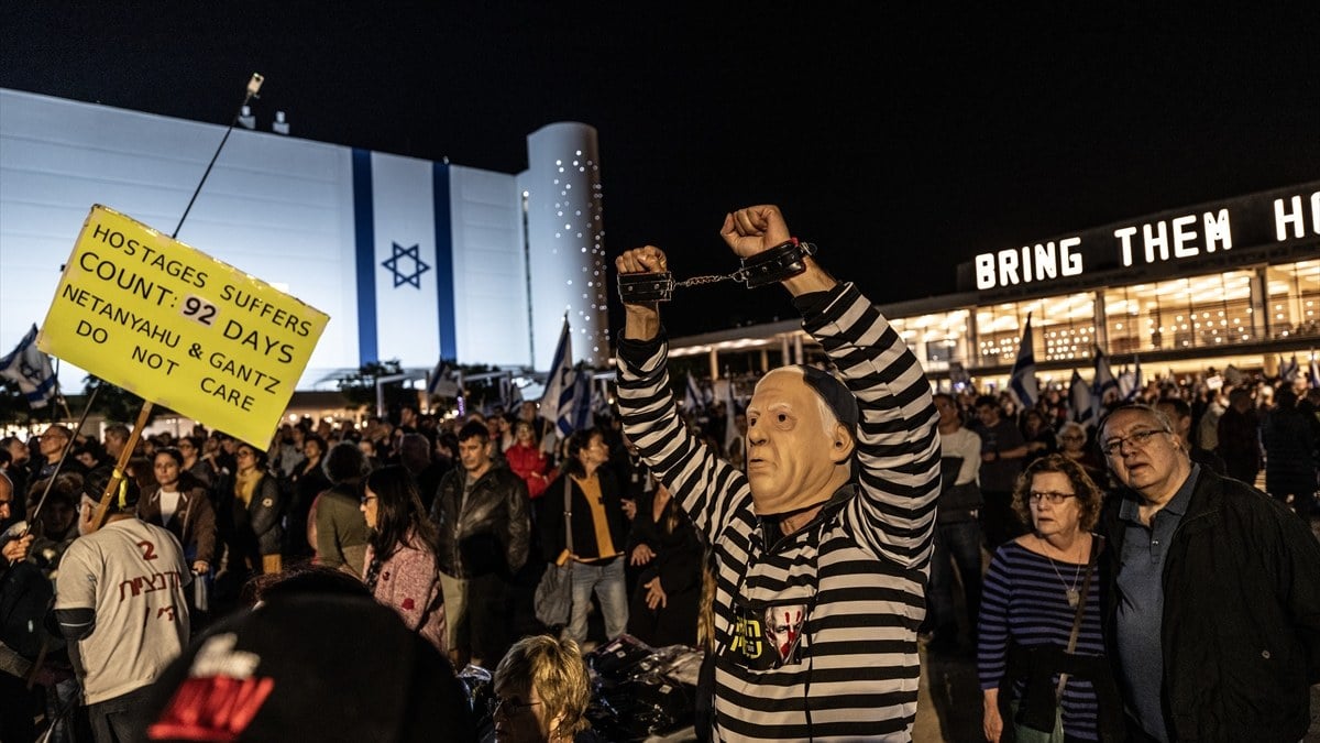 Tel Aviv’de Netanyahu karşıtı gösteri: Bizi aptallar yönetiyor