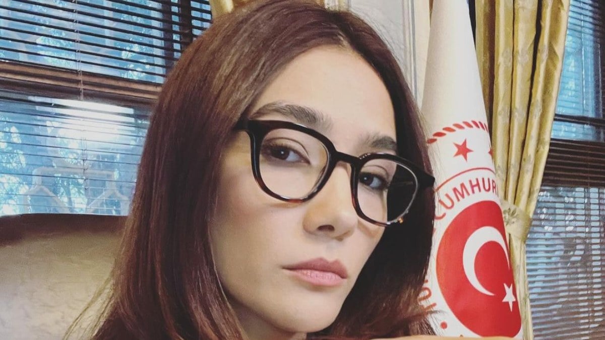 Teşkilat’ın Neslihan’ı Aybüke Pusat kırmızı külotlu çorabıyla…”Alev alev”