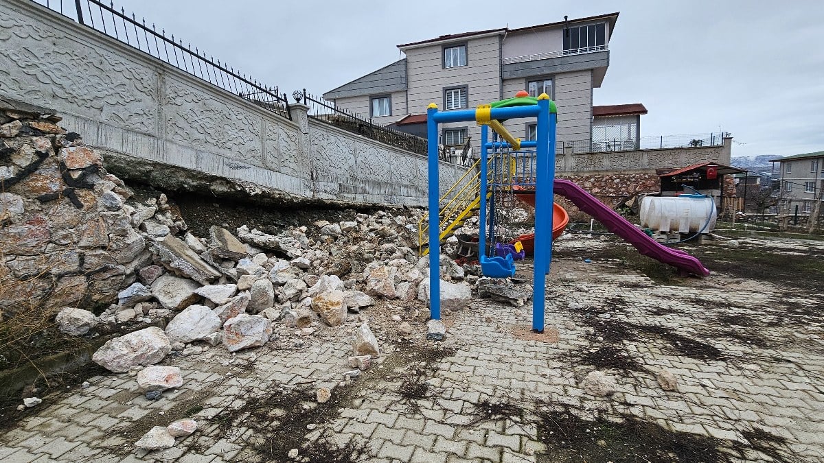 Tokat’ta faciadan dönüldü: Parka istinat duvarı düştü