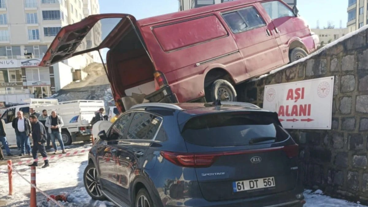 Trabzon’da park halindeki otomobilin üzerine minibüs düştü