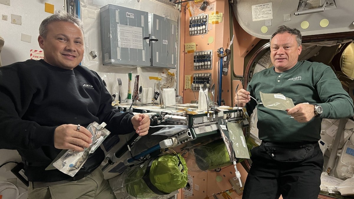 Türk astronot Alper Gezeravcı’dan uzayda yemek paylaşımı