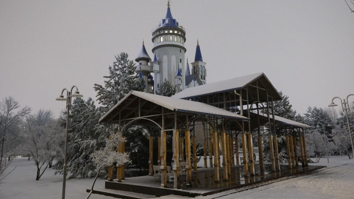 Türkiye beyaz örtüyle kaplanıyor! Eskişehir’de kar yağışı…