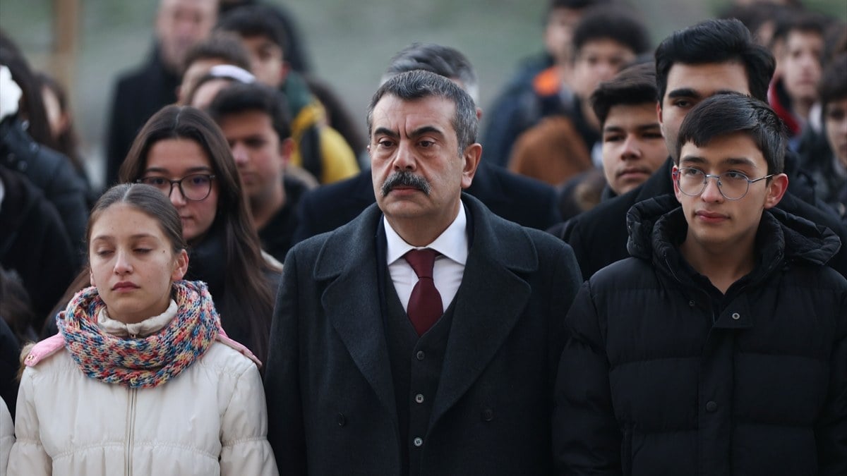 Türkiye şehitlerini uğurladı! Öğrencilerden son görev: Saygı duruşunda bulundular…