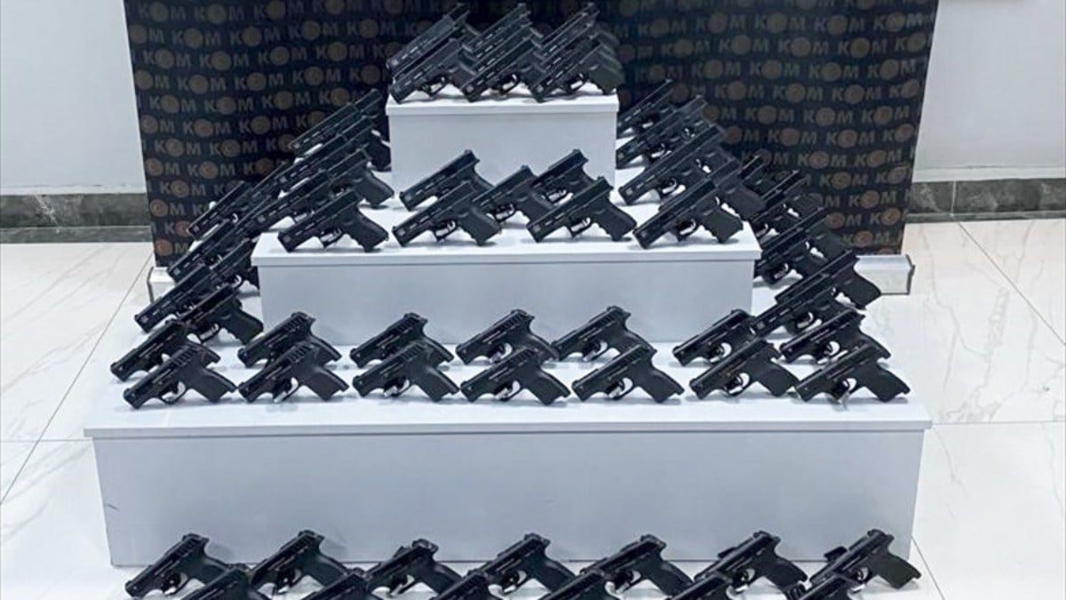 Uşak’ta otomobilde yapılan aramada 100 ruhsatsız tabanca bulundu