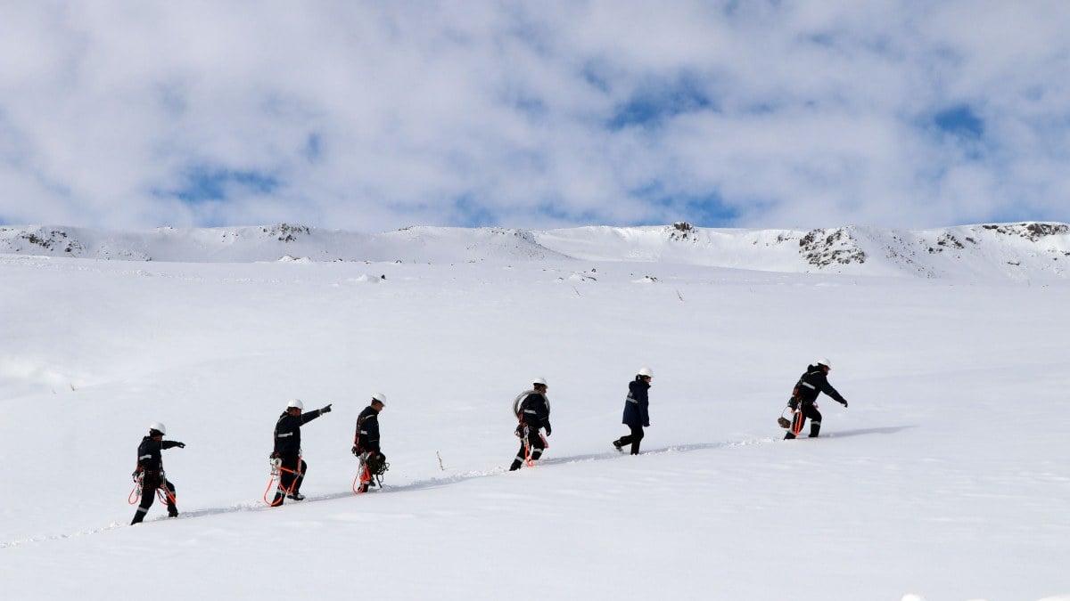 Van’da elektrik dağıtım ekiplerinin zorlu mücadelesi böyle görüntülendi