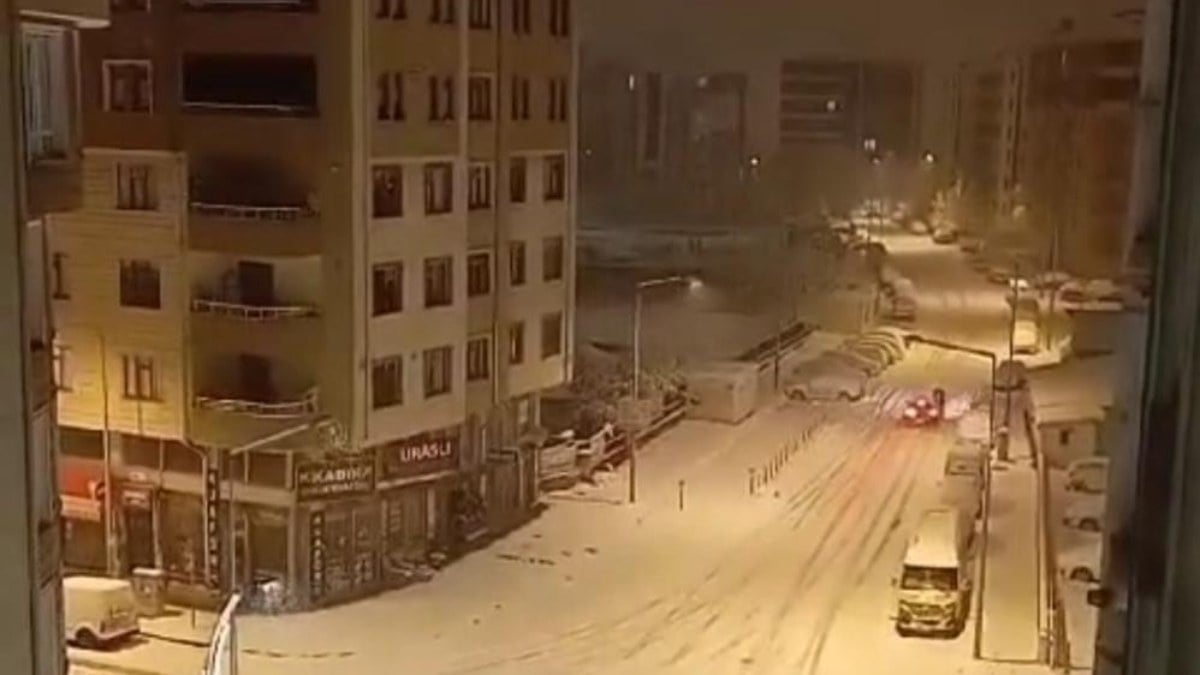 Van’da otomobilin yayaya çarptığı anlar