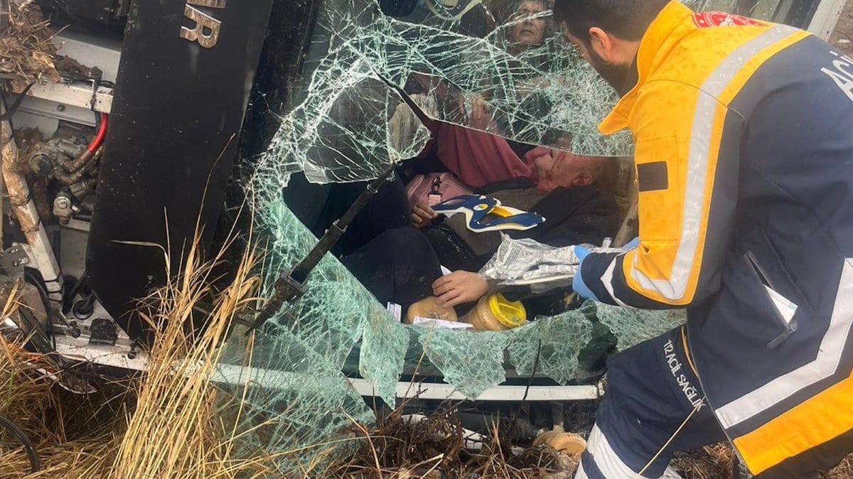 Van’da yolcu midibüsü devrildi: Çok sayıda yaralı var…