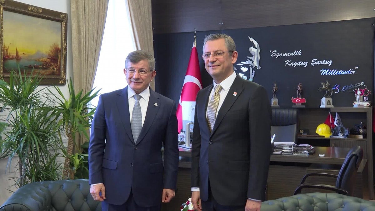 Yerel seçimlere doğru… Özgür Özel ile Ahmet Davutoğlu bir araya geldi