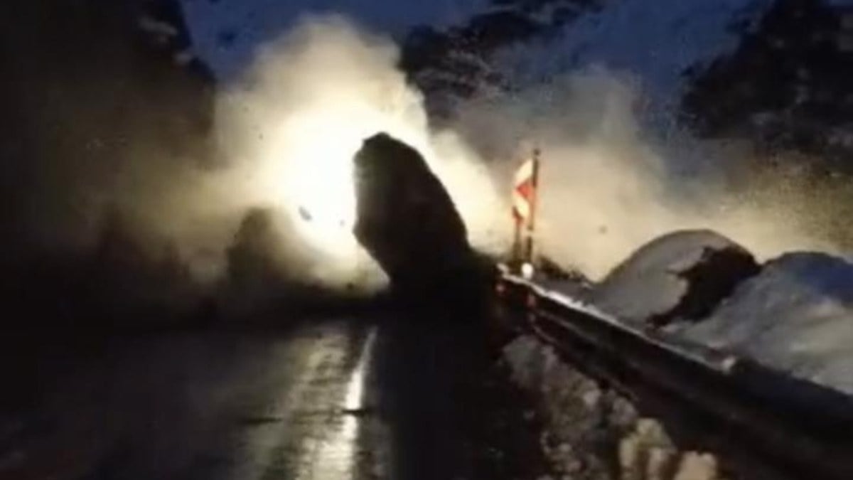 Yüksekova’da dağdan düşen kaya parçaları görüntülendi