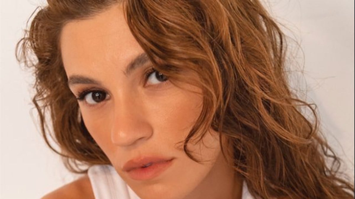 Yüsra Geyik’ten külotlu çoraplı pozlar! “Bizi bitirdin”