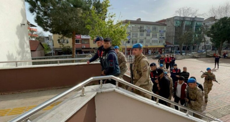 Zonguldak’ta eşinin evine camı kırıp kırdı! Sevgilisini defalarca bıçakladı…