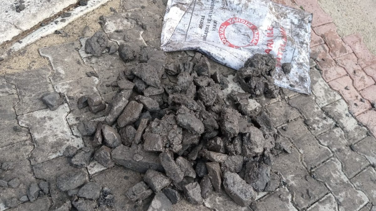 Zonguldak’ta yardım kömürleri ‘taş’ çıktı: Valilik yeniden dağıttı