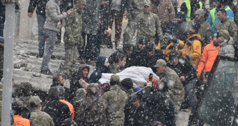 6 Şubat gecesi Mehmetçik, deprem bölgesinde “hayat koridoru” kurdu