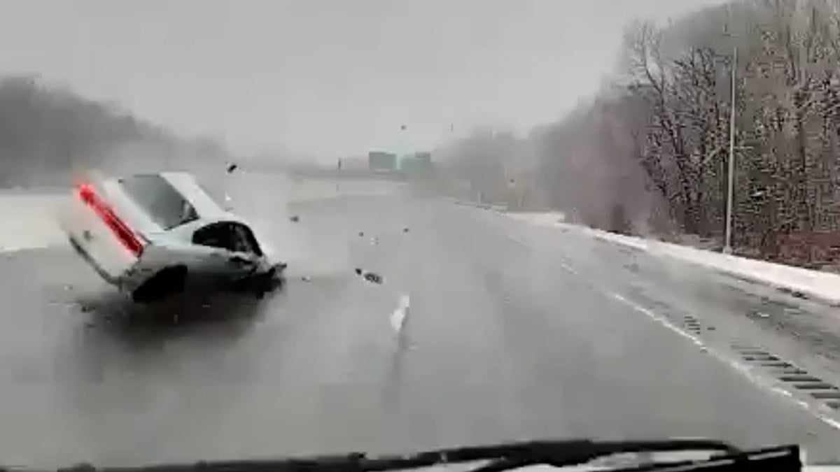 ABD’de ambulans, kaza yapan araçtan kıl payı kurtuldu