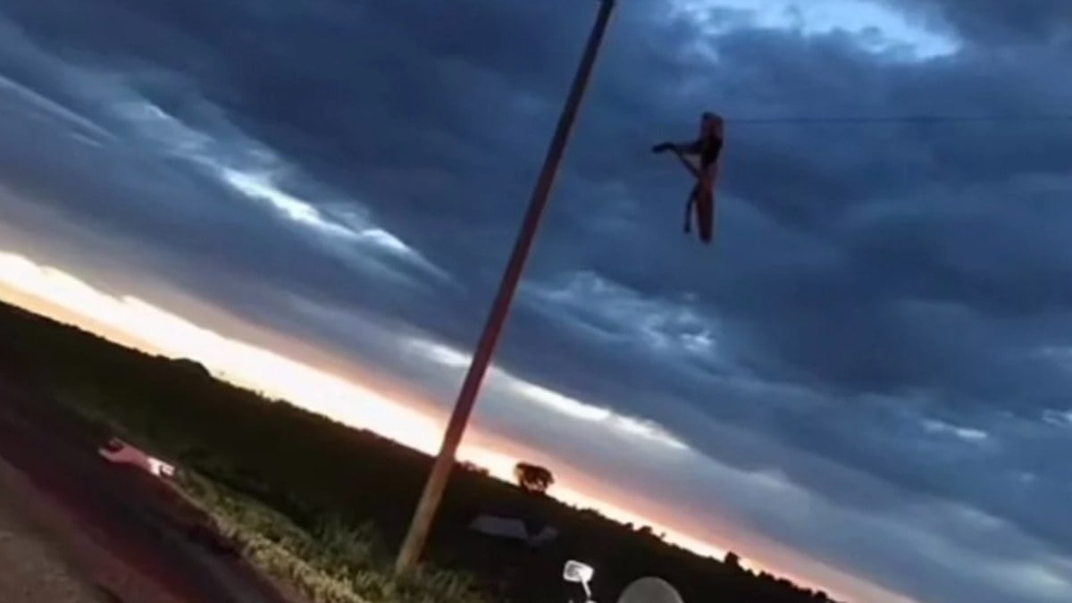 ABD’de korkunç trafik kazası: Arabadan fırladı, elektrik tellerinde asılı kaldı