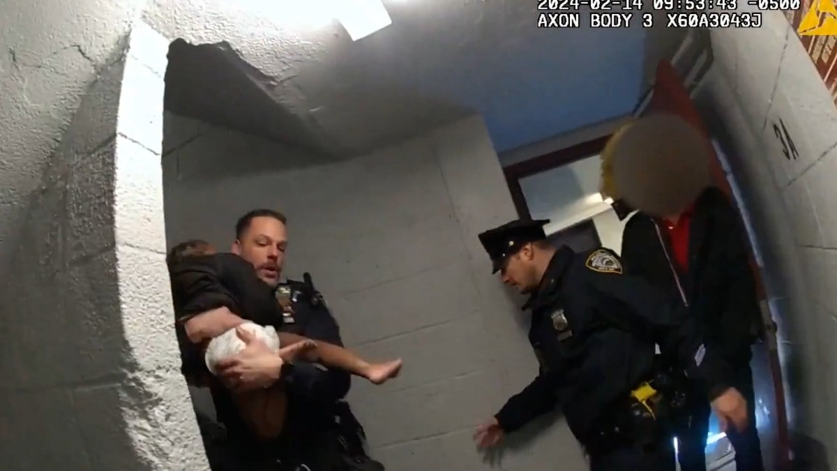 ABD’de polis yangında mahsur kalan küçük çocuğu kurtardı