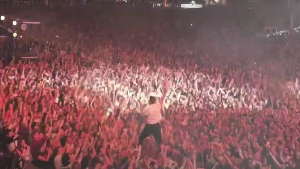 ABD’li rapçi Macklemore’dan Filistin’e destek: Konserde kefiye salladı