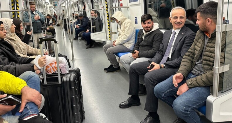 Abdulkadir Uraloğlu, Ankara’ya dönerken Gayrettepe-Kağıthane metrosunu kullandı