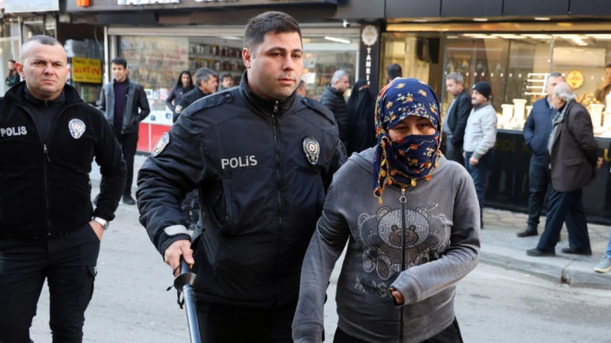 Adana’da kuyumcu soygunu: Yakalanacaklarını anlayınca dükkanın ortasına tuvaletini yaptı