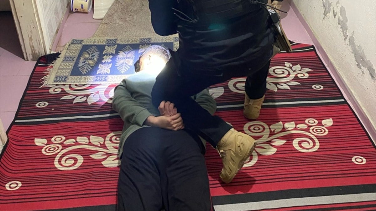 Adana’da terör örgütü elebaşının posterini astılar! 2 kişi operasyonla yakalandı