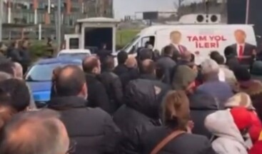 Adaylardan rahatsız olan CHP’lilerden İstanbul il binası önünde protesto