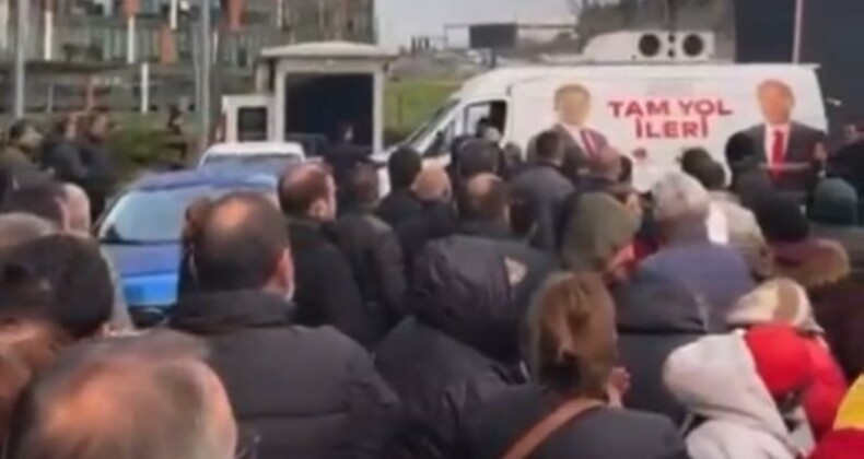 Adaylardan rahatsız olan CHP’lilerden İstanbul il binası önünde protesto