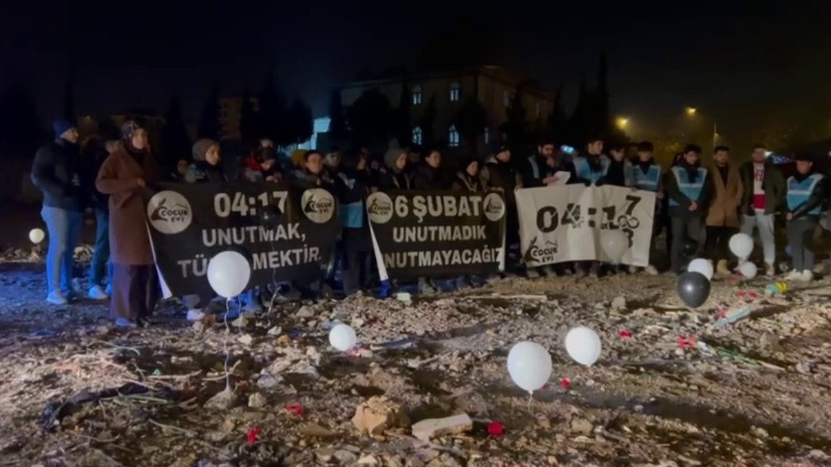 Adıyaman’da depremde kaybedilenler anılıyor… Enkazlara balon bırakıldı