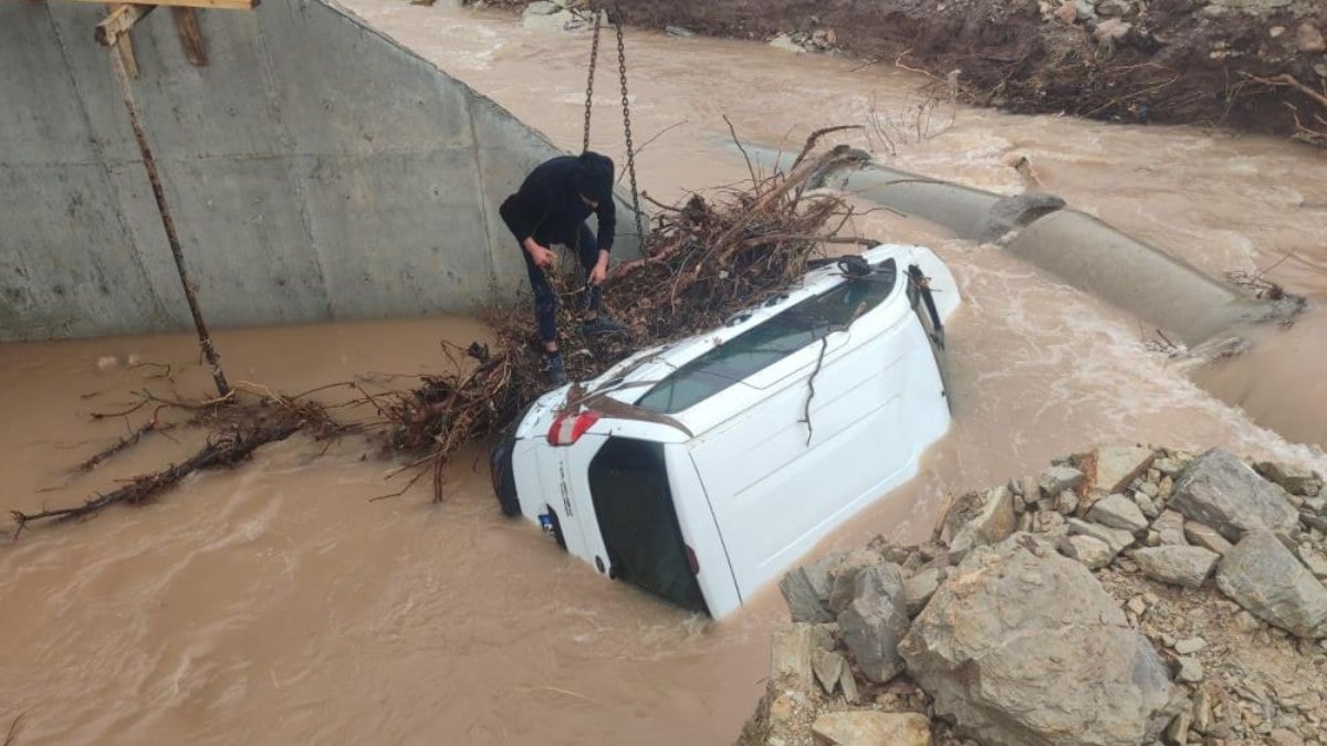 Adıyaman’da gece selde sürüklenen araç, gündüz vinçle çıkarıldı