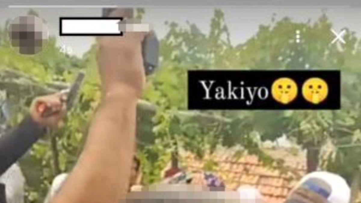 Afyonkarahisar’da muhtar ve oğlu düğünde adeta havayı taradı