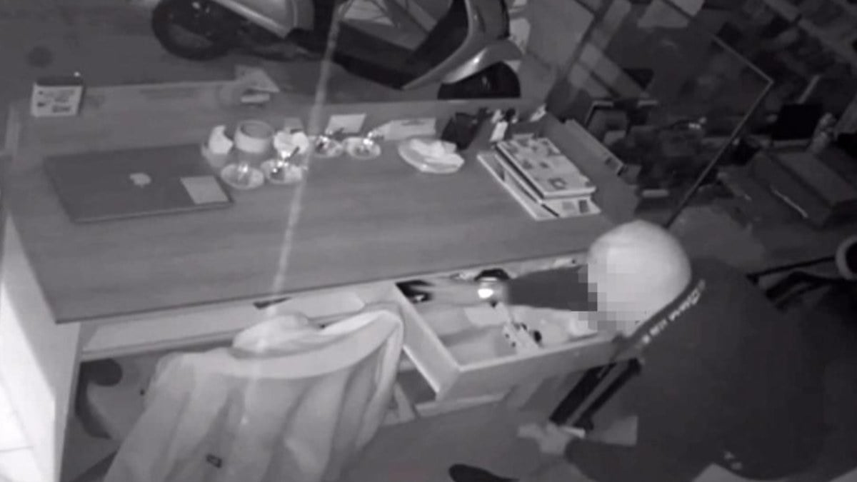 Aksaray’da telefoncuya giren hırsız bir şey bulamayınca paniğe kapıldı