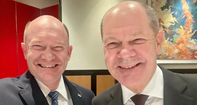 Almanya Başbakanı Scholz ile ABD’li Senatör Coons arasındaki benzerlik dikkat çekiyor