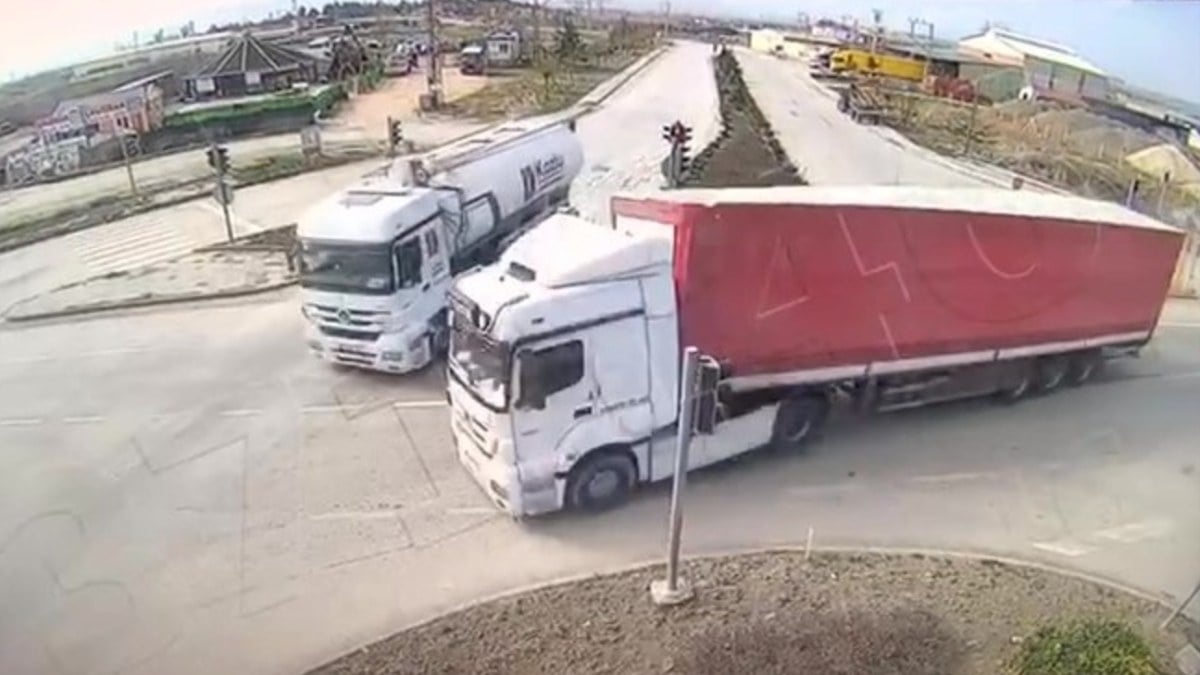 Amasya’da tankere çarpmaktan kurtulan tır yola devrildi