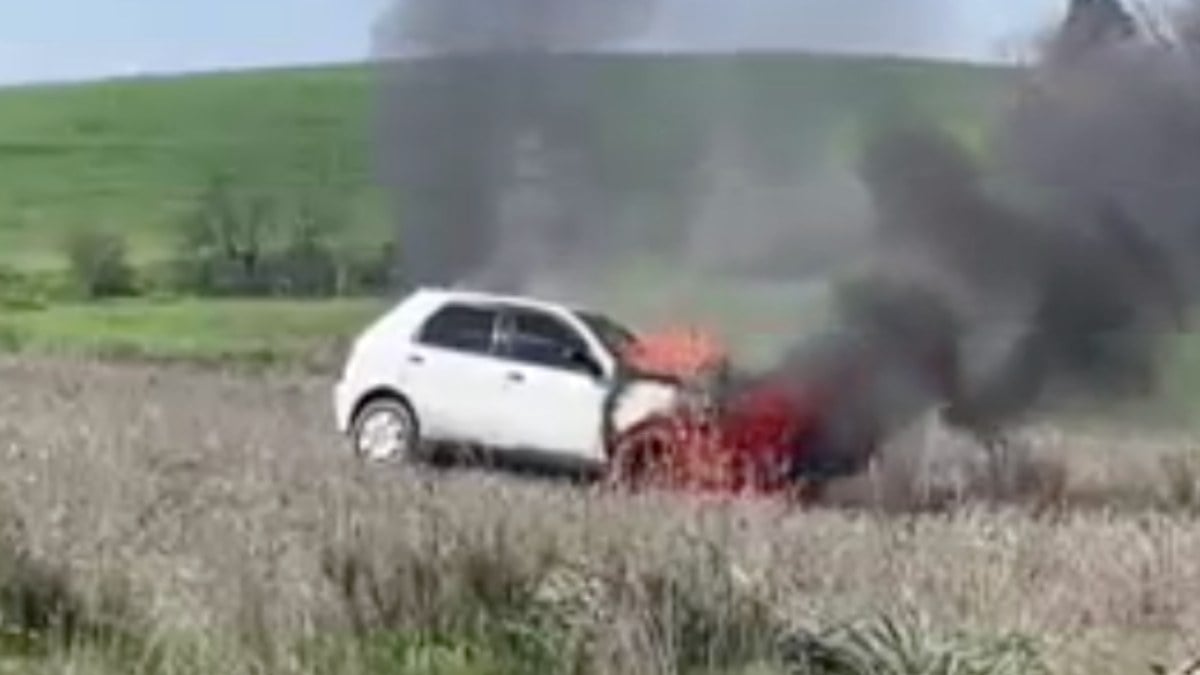 Antalya’da eşine sinirlenen adam aracını ateşe verdi