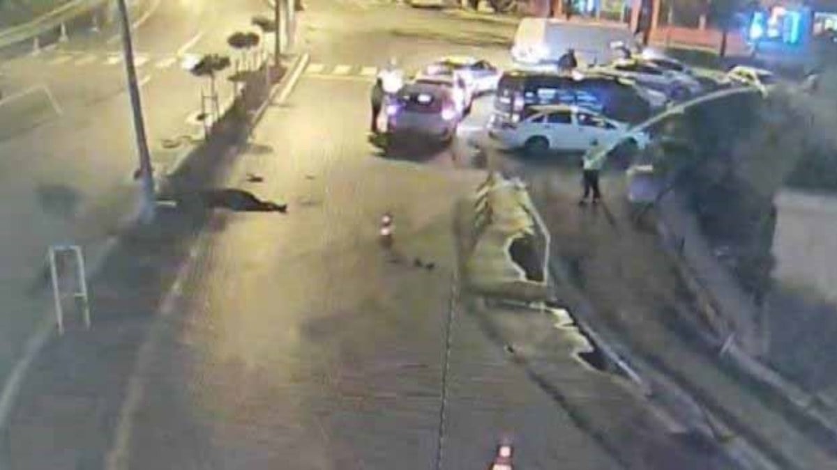 Antalya’da feci kaza kaydedildi! Kontrolden çıktı, aydınlatma direğine çarptı