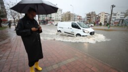 Antalya’da sağanak yağış hayatı felç eti: Yollar göle döndü