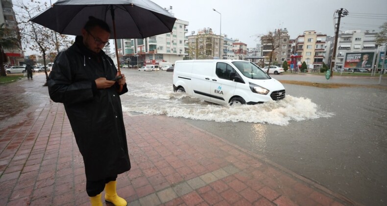 Antalya’da sağanak yağış hayatı felç eti: Yollar göle döndü