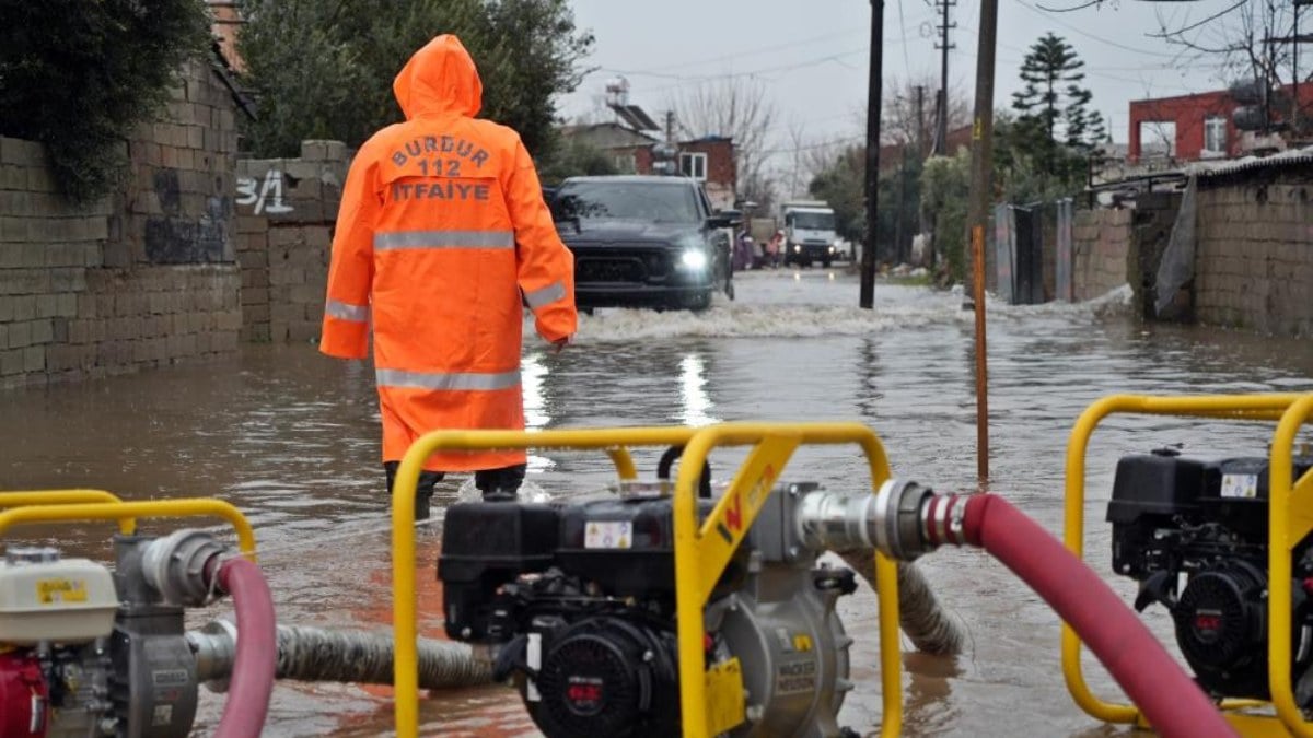 Antalya’da sel: Tahliye çalışmaları sürüyor