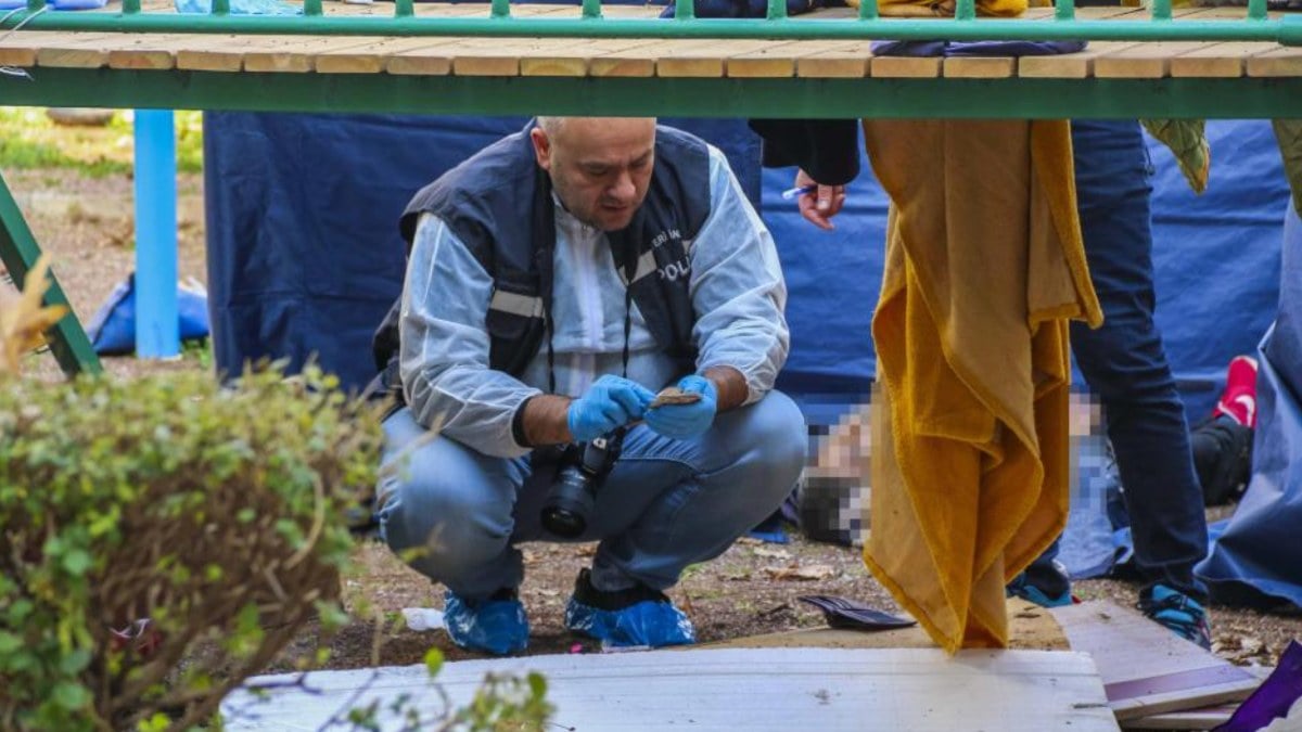 Antalya’da vatandaş parkta bulunan ceseti film seyredeler gibi izledi