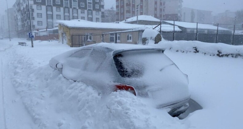 Ardahan’da 96 santimetre kar: Araçlar kara gömüldü